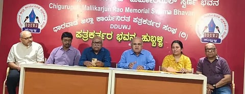 health ಮೊಬೈಲ್ ಡೈಗ್ನೋಸ್ಟಿಕ್ ವಾಹನ ಕುರಿತು ರೋಟರಿ ಡಿಸ್ಟ್ರಿಕ್ ಗರ್ವನರ್​ನ ಮೆಂಟರ್ ಡಾ. ಎನ್.ಎ. ಚರಂತಿಮಠ ಸುದ್ದಿಗೋಷ್ಠಿಯಲ್ಲಿ ಮಾಹಿತಿ ನೀಡಿದರು.