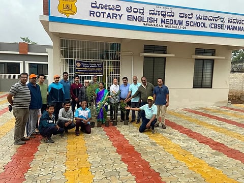 rotary campaign ಹುಬ್ಬಳ್ಳಿಯ ನವನಗರ ಇಂದ್ರಪ್ರಸ್ಥ ನಗರದ ರೋಟರಿ ಇಂಗ್ಲಿಷ್​ ಮೀಡಿಯಂ ಸ್ಕೂಲ್​ ಆವರಣದಲ್ಲಿ ವಿಶ್ವ ಪರಿಸರ ದಿನ ಆಚರಿಸಲಾಯಿತು. ಡಾ. ವಿಜಯಶ್ರೀ ಕಲಬುರ್ಗಿ, ಬಸವರಾಜ ಕಾಕೋಳ, ಜಯಂತ ಗಾಡ್ಗೀಳ ಇತರರು ಇದ್ದರು.
