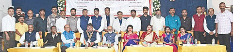 ಕಲಬುರಗಿಯ ರೋಟರಿ ಪಾಲ್​ ಹ್ಯಾರಿಸ್​ ಸಭಾಂಗಣದಲ್ಲಿ ರೋಟರಿ ಕ್ಲಬ್​ ಆಫ್​ ಗುಲ್ಬರ್ಗ ದಣದ 2026-27ನೇ ಸಾಲಿನ ಪದಾಧಿಕಾರಿಗಳ ಪದಗ್ರಹಣ ಸಮಾರಂಭದಲ್ಲಿ ಡಾ.ಗೌತಮ ಜಹಾಗೀರದಾರ್​, ಆಶಿಶ್​ ತುಶೆ, ರವಿಶಂಕರ ಜಮದರಖಾನಿ, ಮಣಿಲಾಲ್​ ಶಾ, ಮಾಣಿಕ ಪವಾರ್​, ಡಾ.ಸುಧಾ ಹಾಲಕಾಯಿ ಇತರರಿದ್ದರು.