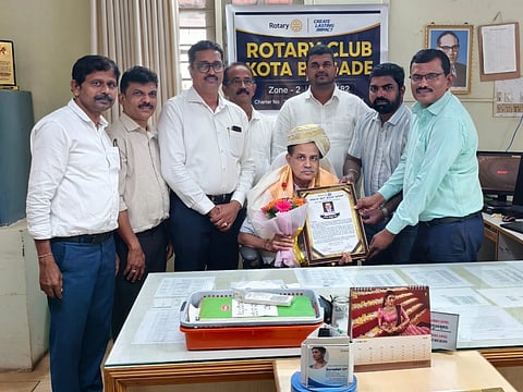 ಉಡುಪಿ ಜಿಲ್ಲಾಸ್ಪತ್ರೆಯ ಸರ್ಜನ್​ ಡಾ. ಎಚ್​.ಅಶೋಕ್​ ಅವರನ್ನು ರೋಟರಿ ಕ್ಲಬ್​ ಕೋಟ ಬ್ರಿಗೇಡ್​ ವತಿಯಿಂದ ಸನ್ಮಾನಿಸಲಾಯಿತು. ಪ್ರಕಾಶ್​ ಪೂಜಾರಿ ಬನ್ನಾಡಿ, ಶಿವರಾಜ್​, ಚಂದ್ರಶೇಖರ್​ ಮೆಂಡನ್​, ದಯಾನಂದ್​ ಆಚಾರ್​, ಉದಯ್​ ಹೆಗ್ಡೆ, ಸುರೇಶ್​ ಆಚಾರ್​, ಪ್ರಕಾಶ್​ ಹಂದಟ್ಟು ಇದ್ದರು.