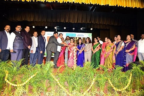 ರೋಟರಿ ತುಮಕೂರು ನೂತನ ಪದಾಧಿಕಾರಿಗಳ ಪದಗ್ರಹಣ ಸಮಾರಂಭವನ್ನು ಎನ್​.ಬಿ.ಪ್ರದಿಪ್​ ಕುಮಾರ್​ ಉದ್ಘಾಟಿಸಿದರು. ಡಾ.ಎಲಿಜಬೆತ್​ ಚೆರಿಯನ್​, ಭಾಗ್ಯಲಕ್ಷ್ಮಿ, ಸಿ.ನಾಗರಾಜ್​, ಸಿ.ಎನ್​.ಪ್ರಸನ್ನಕುಮಾರ್​, ಯಶಸ್ವಿನಿ, ಸರೋಜಮ್ಮ, ಡಾ.ಎಸ್​.ಎಲ್​.ಕಾಡದೇವರಮಟ್​, ಎಂ.ಎಸ್​.ಉಮೇಶ್​, ಡಾ.ಎ.ಎಸ್​.ಸುದರ್ಶನ್​, ಮಲ್ಲೇಶಯ್ಯ ಮತ್ತಿತರರು ಇದ್ದರು. 