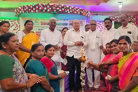 ರಟ್ಟಿಹಳ್ಳಿ ತಾಲೂಕಿನ ಮಾಸೂರು ಗ್ರಾಮದಲ್ಲಿ ಗ್ರಾಮ ಪಂಚಾಯಿತಿಗಳ ಮಟ್ಟದ ಅಹವಾಲುಗಳ ಪರಿಹಾರದತ್ತ -ಗ್ಯಾರಂಟಿ ಚಿತ್ತ Guarantee schemeಶಿಬಿರವನ್ನು ಶಾಸಕ ಯು.ಬಿ. ಬಣಕಾರ ಉದ್ಘಾಟಿಸಿದರು.