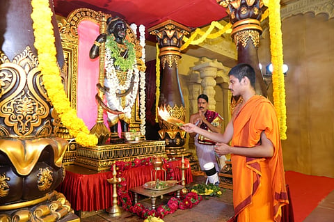 ಉಡುಪಿಯ ರಾಜಾಂಗಣದಲ್ಲಿ ಶ್ರೀಕೃಷ್ಣ-ಶಿವಲಿಂಗಕ್ಕೆ ಪೂಜೆ ಮಾಡುವ ಮೂಲಕ ಮಹಾಶಿವರಾತ್ರಿ ಜಾಗರಣೆಯ ಆಚರಣೆಗೆ ವೇದವರ್ಧನ ಶ್ರೀ ಚಾಲನೆ ನೀಡಿದರು.