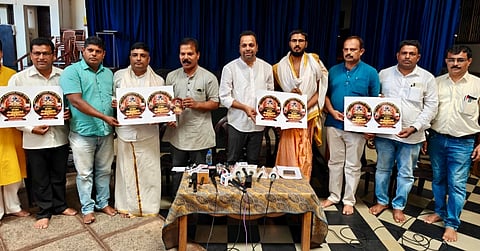 ಕೊಡವೂರು ದೇಗುಲದಲ್ಲಿ ನಡೆಯಲಿರುವ ಮಹಾರುದ್ರ ಯಾಗದ ಆಮಂತ್ರಣ ಪತ್ರಿಕೆಯನ್ನು ಪ್ರಸಾದ್​ರಾಜ್​ ಕಾಂಚನ್​ ಬಿಡುಗಡೆ ಮಾಡಿದರು. ಸಮಿತಿಯ ಪದಾಧಿಕಾರಿಗಳು ಇದ್ದರು.