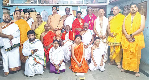 ಕಲಬುರಗಿಯ ಗಂಗೋತ್ರಿ ವೇದಪಾಠ ಶಾಲೆಯಲ್ಲಿ ರುದ್ರ ಅಧ್ಯಯನದ ಮೊದಲ ವರ್ಗದ ಸಮಾರೋಪದಲ್ಲಿ ಮೋಹನ್​ಭಟ್​ ಜೋಶಿ, ಡಾ.ಯೋಗೇಶ ಭಟ್​ ಜೋಶಿ, ಲೋಕೇಶ ಭಟ್​ ಜೋಶಿ, ವಿದ್ಯಾರ್ಥಿಗಳು ಇದ್ದರು.