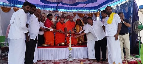 ಬಾಣಾವರದ ಕೋಟೆ ಬಡಾವಣೆಯ ಶ್ರೀ ಮೈಲಾರಲಿಂಗೇಶ್ವರ ಸ್ವಾಮಿ ದೇವರ ಮರು ಪ್ರತಿಷ್ಠಾಪನೆ  ಅಂಗವಾಗಿ ಹಮ್ಮಿಕೊಂಡಿದ್ದ ಧರ್ಮ ಸಭೆಯಲ್ಲಿ ಕೆ.ಆರ್. ನಗರ ಮಠದ ಶ್ರೀ ಶಿವಾನಂದಪುರಿ ಸ್ವಾಮೀಜಿ, ಹೊಸದುರ್ಗ  ಮಠದ ಶ್ರೀ ಈಶ್ವರಾನಂದ ಸ್ವಾಮೀಜಿ, ಕೋಡಿಮಠದ ಶ್ರೀ ಶಿವಾನಂದ ಶಿವಯೋಗಿ ಸ್ವಾಮೀಜಿ, ಹಾಸನ ನಗರಾಭಿವೃದ್ಧಿ ಪ್ರಾಧಿಕಾರದ ಅಧ್ಯಕ್ಷ ಪಟೇಲ್ ಶಿವಪ್ಪ, ಬ್ಲಾಕ್ ಕಾಂಗ್ರೆಸ್ ಅಧ್ಯಕ್ಷ ಬಿ. ಸಿ. ಶ್ರೀ ನಿವಾಸ ಮಾತನಾಡಿದರು.