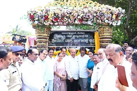 ನಗರದ ಆಲ್ಕೊಳ ವೃತ್ತದಲ್ಲಿ ಮಾಜಿ ಸಿಎಂ ಎಸ್.ಬಂಗಾರಪ್ಪ ಹೆಸರಿನ ನಾಮಫಲಕವನ್ನು ಸಚಿವ ಮಧು ಬಂಗಾರಪ್ಪ ಅನಾವರಣಗೊಳಿಸಿದರು. ಎಸ್.ಎನ್.ಚನ್ನಬಸಪ್ಪ, ಬಲ್ಕೀಶ್ ಬಾನು, ಚೇತನ್ ಗೌಡ, ಜಿ.ಪಲ್ಲವಿ, ಸಿ.ಎಸ್.ಚಂದ್ರಭೂಪಾಲ, ಡಾ. ಜಿ.ಡಿ.ನಾರಾಯಣಪ್ಪ, ಕಲಗೋಡು ರತ್ನಾಕರ್, ಎಸ್.ಪಿ.ಶೇಷಾದ್ರಿ, ಮಧು, ಪ್ರಭುಲಿಂಗ ಕವಳಿಕಟ್ಟಿ, ಬಿ.ನಿಖಿಲ್ ಇದ್ದರು.