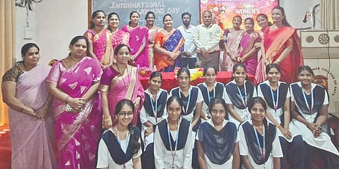 ಕಲಬುರಗಿ ಶರಣಬಸವೇಶ್ವರ ಕಲಾ ಪದವಿ ಮಹಾವಿದ್ಯಾಲಯದಲ್ಲಿ ಬುಧವಾರ ಆಯೋಜಿಸಿದ್ದ ಅಂತಾರಾಷ್ಟಿçÃಯ ಮಹಿಳಾ ದಿನಾಚರಣೆ ಕಾರ್ಯಕ್ರಮದಲ್ಲಿ ಪ್ರಾಚಾರ್ಯ ಡಾ.ಸುರೇಶಕುಮಾರ ನಂದಗಾAವ, ಪ್ರೊ.ಶರಣಮ್ಮ ವಾರದ್, ಅರುಣಾ, ಡಾ.ಆರತಿ, ಡಾ.ಪಿಂಕ್ಯಾನಿ, ಡಾ.ವಿಜಯಲಕ್ಷಿö್ಮÃ, ಡಾ.ಸಂಗೀತಾ, ಡಾ.ಪ್ರತಿಭಾ, ಡಾ.ಮಹಾಲಕ್ಷಿö್ಮÃ, ಪ್ರೊ.ಕಲ್ಮೇಶ  ಇತರರಿದ್ದರು.