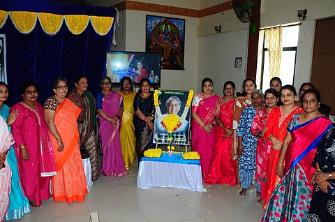 ಮಂಡ್ಯ ನಗರದ ಎಸ್.ಬಿ ಸಮುದಾಯ ಭವನದಲ್ಲಿ ಎನ್.ಜಾನಕಿ ಅವರಿಗೆ ಶ್ರದ್ಧಾಂಜಲಿ ಅರ್ಪಿಸಲಾಯಿತು.  