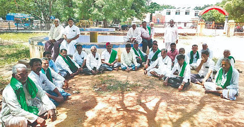 ಬರಪೀಡಿತ ತಾಲೂಕುಗಳ ಎರಡನೇ ಪಟ್ಟಿಯಲ್ಲೂ ಮುಂಡರಗಿ ತಾಲೂಕನ್ನು ಕೈಬಿಟ್ಟಿರುವ ಕ್ರಮ ಖಂಡಿಸಿ ತಾಲೂಕಿನ ವಿವಿಧ ಗ್ರಾಮಗಳ ರೈತರು ಶುಕ್ರವಾರ ಸಭೆ ನಡೆಸಿದರು. ವೈ.ಎನ್. ಗೌಡರ, ವೀರನಗೌಡ ಪಾಟೀಲ, ಶರಣಪ್ಪ ಕಂಬಳಿ, ಇತರಿದ್ದರು.