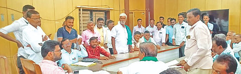 ಶಿಗ್ಗಾಂವ ಪಟ್ಟಣದ ತಹಸೀಲ್ದಾರ್​ ಕಚೇರಿಯಲ್ಲಿ ಸೋಮವಾರ ತಹಸೀಲ್ದಾರ್​ ಯಲ್ಲಪ್ಪ ಗೋಣೆಣ್ಣವರ ಅವರೊಂದಿಗೆ ಜಾತಿ ಪ್ರಮಾಣಪತ್ರ ವಿತರಿಸುವ ಕುರಿತು ಸಾದರ ಸಮಾಜದ ಮುಖಂಡರು ತಮ್ಮ ವಿವಿಧ ಬೇಡಿಕೆ ಮಂಡಿಸಿದರು. 