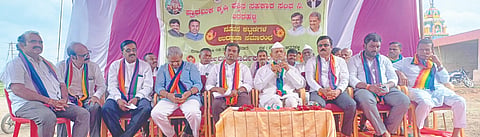 ಮುಂಡರಗಿ ತಾಲೂಕಿನ ಬಿದರಹಳ್ಳಿ ಗ್ರಾಮದ ಆಯೋಜಿಸಿದ್ದ ಪ್ರಾಥಮಿಕ ಕೃಷಿ ಪತ್ತಿನ ಸಹಕಾರಿ ಸಂಘದ ನೂತನ ಕಟ್ಟಡ ಹಾಗೂ ಆಹಾರ ಧಾನ್ಯ ಮಳಿಗೆಗಳನ್ನು ಉದ್ಘಾಟನೆ ಕಾರ್ಯಕ್ರಮದಲ್ಲಿ ಮಾಜಿ ಸಚಿವ ಎಸ್.ಎಸ್.ಪಾಟೀಲ ಮಾತನಾಡಿದರು. ಶಾಸಕ ಡಾ.ಚಂದ್ರು ಲಮಾಣಿ, ಶಿವಕುಮಾರಗೌಡ ಪಾಟೀಲ, ಶ್ರೀಕಾಂತಗೌಡ ಪಾಟೀಲ ಇತರರಿದ್ದರು.