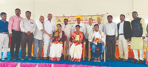 ನರಗುಂದ ಶ್ರೀ ಸಿದ್ಧೇಶ್ವರ ಸರ್ಕಾರಿ ಪ್ರಥಮ ದರ್ಜೆ ಕಾಲೇಜ್‌ನಲ್ಲಿ ಬುಧವಾರ ಹಮ್ಮಿಕೊಂಡಿದ್ದ ಒಕ್ಕೂಟ, ವಿವಿಧ ಕ್ರೀಡಾ ಚಟುವಟಿಕೆಗಳ ಸಮಾರೋಪ ಸಮಾರಂಭದಲ್ಲಿ ಸಾಧಕ ವಿದ್ಯಾರ್ಥಿಗಳನ್ನು ಸನ್ಮಾನಿಸಲಾಯಿತು. ಡಾ.ಆನಂದಕುಮಾರ ಲಾಲಸಂಗಿ, ಸಿದ್ದಪ್ಪ ಬಿದರಿ, ಜಗದೀಶ ತಳವಾರ, ಯಶೋಧಾ ಅಂಗಡಿ, ಇತರರಿದ್ದರು.   