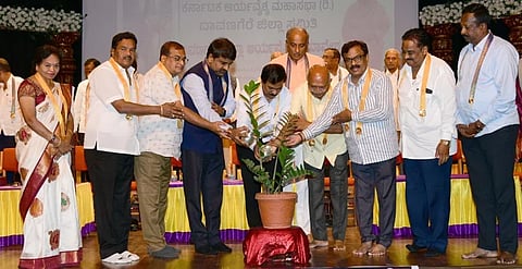 ಆರ್ಯವೈಶ್ಯ ಮಹಾಸಭಾದ ಜಿಲ್ಲಾ ಸಮಿತಿಯಿಂದ ದಾವಣಗೆರೆಯಲ್ಲಿ ಹಮ್ಮಿಕೊಂಡಿದ್ದ ಜಿಲ್ಲಾ ಆರ್ಯವೈಶ್ಯ ಸಮಾವೇಶವನ್ನು ಮಹಾಸಭಾ ಅಧ್ಯಕ್ಷ ಆರ್.ಪಿ. ರವಿಶಂಕರ್ ಗಿಡಕ್ಕೆ ನೀರೆರೆವ ಮೂಲಕ ಉದ್ಘಾಟಿಸಿದರು. ಎಂಎಲ್ಸಿ ಡಿ.ಎಸ್. ಅರುಣ್, ಆರ್.ಎಲ್. ಪ್ರಭಾಕರ, ಆರ್.ಜಿ. ನಾಗೇಂದ್ರ ಪ್ರಕಾಶ್, ಆರ್.ಜಿ. ಶ್ರೀನಿವಾಸ ಮೂರ್ತಿ, ಕೆ.ವಿ. ಅಮರೇಶ್, ಉಮಾ ಸಾಯಿರಾಂ, ಹೇಮಾ ಶ್ರೀನಿವಾಸ್, ಶುಭಶ್ರೀ ಇತರರಿದ್ದರು. 