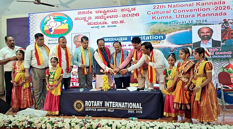 ಕುಮಟಾದ ನಾದಶ್ರೀ ಕಲಾಕೇಂದ್ರದಲ್ಲಿ 22ನೇ ರಾಷ್ಟ್ರೀಯ ಕನ್ನಡ ಸಂಸ್ಕೃತಿ (Kannada) ಸಮ್ಮೇಳನವನ್ನು ಡಾ. ಸಿ. ಸೋಮಶೇಖರ ಉದ್ಘಾಟಿಸಿದರು. ಸಮ್ಮೇಳನಾಧ್ಯಕ್ಷ ಡಾ. ಕಾ. ರಾಮೇಶ್ವರಪ್ಪ, ವಿನಾಯಕ ಹೆಗಡೆ, ಮಂಜುನಾಥ ಸಾಗರ್, ರೋಹಿದಾಸ ನಾಯಕ, ಪ್ರಮೋದ ನಾಯ್ಕ ಇತರರು ಇದ್ದರು.