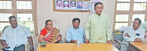 ಲಕ್ಷ್ಮೇಶ್ವರ ಉಮಾ ವಿದ್ಯಾಲಯದಲ್ಲಿ ಆಯೋಜಿಸಿದ್ದ ಕಾರ್ಯಕ್ರಮದಲ್ಲಿ ಪ್ರೊ. ಎಸ್.ವಿ. ಸಂಕನೂರ ಮಾತನಾಡಿದರು. ಶಾಸಕ ಡಾ.ಚಂದ್ರು ಲಮಾಣಿ ಇತರರಿದ್ದರು.
