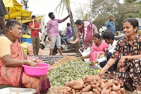 ಸಂಕ್ರಾಂತಿ ಸಿದ್ಧತೆಯಲ್ಲಿರುವ ಜನರು 
