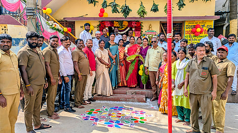 ಆನೇಕಲ್​ ತಾಲೂಕಿನ ಸರ್ಜಾಪುರ ಗ್ರಾಪಂನಲ್ಲಿ ಆಯೋಜಿಸಿದ್ದ ರಾಜ್ಯೋತ್ಸವ ಮತ್ತು ಆಯುಧ ಪೂಜಾ ಕಾರ್ಯಕ್ರಮದಲ್ಲಿ ಸರ್ಜಾಪುರ ಗ್ರಾಪಂ ಅಧ್ಯಕ್ಷೆ ವೀಣಾ ಮುನಿಯಲ್ಲಪ್ಪ, ಮಾಜಿ ಅಧ್ಯೆ ಮಮತಾ ರಮೇಶ್​, ಕಲಾವತಿ, ಮೂರ್ತಿ ಕುಮಾರ್​, ಮಾಜಿ ಉಪಾಧ್ಯಕ್ಷ Kannada ಎ.ಸತೀಶ್​ ಕುಮಾರ್​ ಇತರರು ಇದ್ದರು.  
