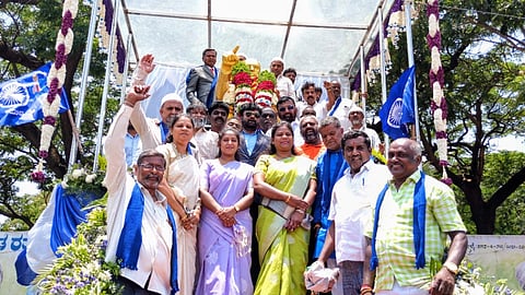 ಸರ್ಜಾಪುರದ ಅಂಬೇಡ್ಕರ್​ ಆಟದ ಮೈದಾನದಲ್ಲಿರುವ ಎಂಟು ಅಡಿ ಕಂಚಿನ ಪ್ರತಿಮೆಗೆ ಪುಷ್ಪ ನಮನ ಸಲ್ಲಿಸಲಾಯಿತು.