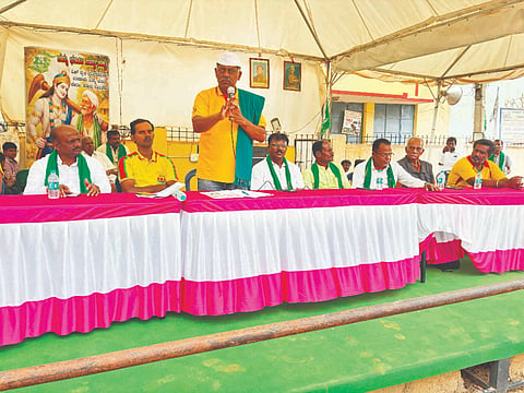ಭೂಸ್ವಾಧೀನ ವಿರೋಧಿಸಿ ಹಮ್ಮಿಕೊಂಡಿದ್ದ ಬೈಕ್​ ರ್ಯಾಲಿಯಲ್ಲಿ  ಕೆಆರ್​ಎಸ್​ ಪಕ್ಷದ ಸಂಸ್ಥಾಪಕ ಅಧ್ಯಕ್ಷ ರವಿ ಕೃಷ್ಣಾರೆಡ್ಡಿ, ದೇವರಾಜ್​, ಮೇಜರ್​ ರಾಘುರಾಮ್​ ರೆಡ್ಡಿ, ನಾಗೇಶ್​, ಬಿಕ್ಕನಹಳ್ಳಿ ಅಶೋಕ್​ ರೆಡ್ಡಿ, ಕರ್ನಾಟಕ ರಾಷ್ಟ್ರ ಸಮಿತಿ ಪಕ್ಷದ ಆನೇಕಲ್​ ತಾಲೂಕು ಅಧ್ಯಕ್ಷ ವಿಜಯರೆಡ್ಡಿ, ಉಪಾಧ್ಯಕ್ಷ ಹರೀಶ್​ ಕುಮಾರ್​, ಮಹೇಶ್​ ರೆಡ್ಡಿ, ವಸುಂಧರ ರೆಡ್ಡಿ ಇತರರು ಇದ್ದರು.