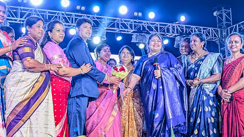 ಸರ್ಜಾಪುರದಲ್ಲಿ ಆಯೋಜಿಸಿದ್ಗದ ಮಹಿಳಾ ದಿನಾಚರಣೆಯಲ್ಲಿ ಕಾಂಗ್ರೆಸ್​ ಮಹಿಳಾ ಘಟಕದ ಅಧ್ಯೆ ಸೌಮ್ಯಾ ರೆಡ್ಡಿ, ಮುಖಂಡರಾದ ಸರಸ್ವತಿ ಬಿ.ಶಿವಣ್ಣ, ಹುಸ್ಕೂರು ಮದ್ದೂರಪ್ಪ, ಎ.ಸತೀಶ್​ ಕುಮಾರ್​, ಉಲ್ಲಾಸ್​ ಬಿ.ಶಿವಣ್ಣ, ಮಮತಾ ರಮೇಶ್​, ಶ್ರೀದೇವಿ ಮದ್ದೂರಪ್ಪ, ರತ್ನಮ್ಮ ಶ್ರೀರಾಮುಲು ಇದ್ದರು.