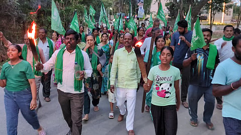 ಆನೇಕಲ್​ ತಾಲೂಕಿನ ಮುತ್ತನಲ್ಲೂರಿನಲ್ಲಿ ಭೂಸ್ವಾಧಿನ ವಿರೋಧಿಸಿ ನಡೆಯುತ್ತಿರುವ ಅರ್ನಿದಿಷ್ಟಾವಧಿ ಧರಣಿಯು ಪಂಜಿನ ದೀಪದ ಮೆರವಣಿಗೆ ಮಾಡುವ ಮೂಲಕ ತಾಯಂದಿರ ದಿನವನ್ನು ವಿಭಿನ್ನ ರೀತಿಯಲ್ಲಿ ಆಚರಿಸಲಾಯಿತು. ಮೆರವಣಿಗೆಯಲ್ಲಿ ಸುಶೀಲಮ್ಮ, ಚಂದ್ರಮ್ಮ, ಪುಷ್ಪಾ ಸೋಮಶೇಖರ್​ ರೆಡ್ಡಿ, ರಾಧಾ ನಾಗರಾಜರೆಡ್ಡಿ, ಜಯಲಕ್ಷ್ಮಮ್ಮ, ಸುನಂದಮ್ಮ, ಸಂಪ್ರಿತ, ಶಶಿಕಲಾ, ಚಂದ್ರಿಕ, ಮೇಜರ್​ ರಾಘುರಾಮರೆಡ್ಡಿ, ಬಿಕ್ಕನಹಳ್ಳಿ ಅಶೋಕ್​ ಕುಮಾರ್​, ಹರೀಶ್​ ರೆಡ್ಡಿ, ಬಸವರಾಜು, ರಾಹುಲ್​ ಇತರರು ಇದ್ದರು.