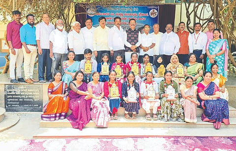 ಪಿಯುಸಿಯಲ್ಲಿ ಸಾಧನೆ ಮಾಡಿದ ವಿದ್ಯಾರ್ಥಿಗಳನ್ನು ಆನೇಕಲ್​ ತಾಲೂಕಿನ ದೊಮ್ಮಸಂದ್ರದ ಧರ್ಮಸಾಗರ ಎಂ.ಮುದ್ದಣ್ಣ ಮುನಿಮಲ್ಲಮ್ಮ ಪ್ರೌಢಶಾಲೆ ಹಾಗೂ ಪದವಿ ಪೂರ್ವ ಕಾಲೇಜಿನಲ್ಲಿ ಸನ್ಮಾನಿಸಲಾಯಿತು. ಆಡಳಿತ ಮಂಡಳಿಯ ಉಪಾಧ್ಯಕ್ಷ ಅಶ್ವತ್ಥ ನಾರಾಯಣರೆಡ್ಡಿ, ಹಿರಿಯ ನಿರ್ದೇಶಕರಾದ ಡಿ.ಸಿ.ಮನೋಹರ್​, ಜಗನ್ನಾಥ್​, ಕೃಷ್ಣಪ್ಪ, ವೆಂಕಟಸ್ವಾಮಿ ಇದ್ದರು.  