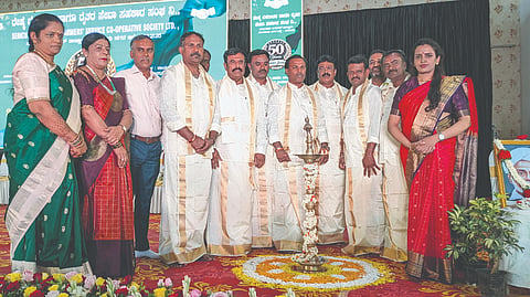 ಸೋಂಪುರ ಗೇಟ್​ ಬಳಿಯ ಖಾಸಗಿ ಕಲ್ಯಾಣ ಮಂಟಪದಲ್ಲಿ ಹಮ್ಮಿಕೊಂಡಿದ್ದ ರೇಷ್ಮೆ ಬೆಳೆಗಾರರ ಹಾಗೂ ರೈತರ ಸೇವಾ ಸಹಕಾರ ಸಂಘದ 50ನೇ ಸುವರ್ಣ ಮಹೋತ್ಸವದಲ್ಲಿ ಸಂಘದ ಅಧ್ಯಕ್ಷ ಕೆ.ನಂದಕುಮಾರ್​, ಉಪಾಧ್ಯಕ್ಷ ಟಿ.ಸಿ.ಸತೀಶ್​ ಕುಮಾರ್​, ನಿರ್ದೇಶಕರಾದ ಕೆ.ವಿಶ್ವನಾಥ್​ ರೆಡ್ಡಿ, ಎಸ್​.ವಿ.ಶ್ವೇತಾ ರಾಘವೇಂದ್ರ, ಆಶಾ ಕಿರಣ್​ ಬುಲೆಟ್​ ಬಾಬು ಇತರರು ಇದ್ದರು.