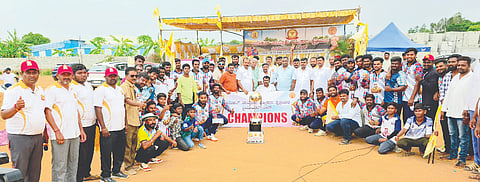 ಆನೇಕಲ್​ ತಾಲೂಕಿನ ದೊಮ್ಮಸಂದ್ರದಲ್ಲಿ ಹಮ್ಮಿಕೊಂಡಿದ್ದ ಆನೇಕಲ್​ ತಾಲೂಕು ವಹ್ನಿಕುಲ ಕ್ಷತ್ರಿಯರ ಪ್ರೀಮಿಯರ್​ ಲೀಗ್​ ಕ್ರಿಕೆಟ್​ ಪಂದ್ಯಾವಳಿ ವಿಜೇತರ ಬಹುಮಾನ ವಿತರಣೆಯಲ್ಲಿ ರಾಜ್ಯ ವಹ್ನಿಕುಲ ಕ್ಷತ್ರಿಯ ಸಂಘದ ಉಪಾಧ್ಯಕ್ಷ ಮಾಜಿ ಸೈನಿಕ ಸಿ.ವೇಣು, ಸಂಘದ ಅಧ್ಯಕ್ಷ ವರ್ತೂರು ಗಿರೀಶ್​, ಹೆಬ್ಬಗೋಡಿ ಸ್ಥಾಯಿ ಸಮಿತಿ ಅಧ್ಯಕ್ಷ ಜಯರಾಮ್​, ನಗರಸಭೆ ಅಧ್ಯಕ್ಷ ರಾಮಚಂದ್ರ, ಬಿಜೆಪಿ ಮುಖಂಡ ಹುಲ್ಲಹಳ್ಳಿ ಶ್ರೀನಿವಾಸ್​ ಇತರರು ಇದ್ದರು. 