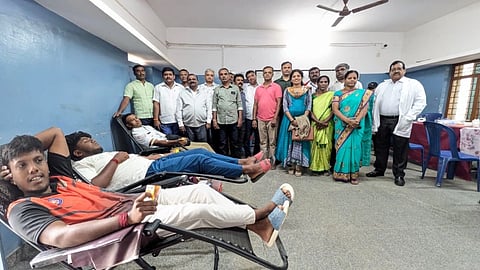 ಧರ್ಮಸಾಗರ ಪ್ರೌಢಶಾಲೆಯ ದೈಹಿಕ ಶಿಕರಾದ ದಿವಂಗತ ಜಿ.ಎಸ್​. ವೀರಭದ್ರ ರೆಡ್ಡಿ ಅವರ ಮೂರನೇ ವರ್ಷದ ಸ್ಮರಣಾರ್ಥವಾಗಿ ರಕ್ತದಾನ ಶಿಬಿರ ನಡೆಯಿತು. ವಿದ್ಯಾ ಸಂಸ್ಥೆಯ ಖಜಾಂಚಿ ಡಾ.ಡಿ.ವಿ. ಧನರಾಜ್​, ಎಸ್​.ಕೇಶವಬಾಬು ರೆಡ್ಡಿ ಇತರರಿದ್ದರು.  