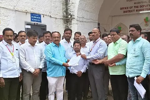 ವಿಜಯಪುರ ಜಿಲ್ಲಾಡಳಿತಕ್ಕೆ ಸರ್ಕಾರಿ ನೌಕರರ ಸಂಘದ ಜಿಲ್ಲಾಧ್ಯಕ್ಷ ಸುರೇಶ ಶಡಶ್ಯಾಳ ನೇತೃತ್ವದಲ್ಲಿ ಮನವಿ ಸಲ್ಲಿಸಲಾಯಿತು. ಸಂಘದ ಪ್ರಮುಖರಾದ ರಾಜಶೇಖರ ದೈವಾಡಿ, ವಿಜಯಕುಮಾರ ಹತ್ತಿ, ಜುಬೇರ ಕೆರೂರ ಇತರರಿದ್ದಾರೆ.