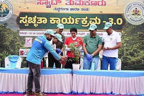 ದೇವರಾಯನದುರ್ಗದಲ್ಲಿ ವಿಶ್ವ ಪರಿಸರ ದಿನಾಚರಣೆ ಅಂಗವಾಗಿ ಸಿದ್ದಗಂಗಾ ಚಾರಣ ತಂಡ  (ಸ್ಯಾಟ್​ ) ವತಿಯಿಂದ ಹಮ್ಮಿಕೊಂಡಿದ್ದ ಪ್ಲಾಸ್ಟಿಕ್​ ಕ್ಲೀನ್​ ಡ್ರೈವ್ ಗೆ ಯೋಗೀಶ್​ ಶರ್ಮ ಚಾಲನೆ ನೀಡಿದರು. ಎಂ.ನಾರಾಯಣಸ್ವಾಮಿ, ರೂಪ, ಹಾಫ್ಜ್ ಹುಸೇನ್​ ಮತ್ತಿತರರು ಇದ್ದರು. 