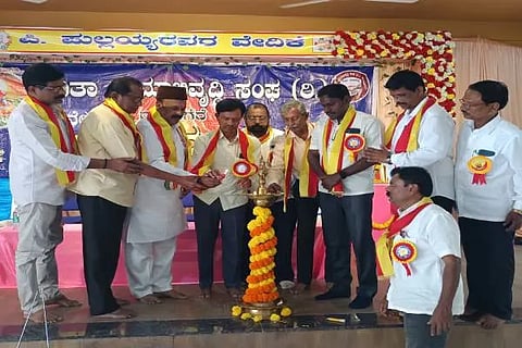  ದಾವಣಗೆರೆಯಲ್ಲಿ ಸವಿತಾ ಕ್ಷೇಮಾಭಿವೃದ್ಧಿ ಸಂಘದಿಂದ ಶನಿವಾರ ಹಮ್ಮಿಕೊಂಡಿದ್ದ ಪ್ರತಿಭಾ ಪುರಸ್ಕಾರ ಕಾರ್ಯಕ್ರಮವನ್ನು ಸಮಾಜ ಅಭಿವೃದ್ಧಿ ನಿಗಮದ ಅಧ್ಯಕ್ಷ ಎಂ.ಎಸ್. ಮುತ್ತುರಾಜ್ ಉದ್ಘಾಟಿಸಿದರು. ಭೀಮಸೇನ್, ಪಿ.ಬಿ. ವೆಂಕಟಾಚಲಪತಿ, ರಾಜಪ್ಪ, ವಿಜಯ ಭಾಸ್ಕರ್, ಬಾಲರಾಜ್ ಉಪ್ಪಲ, ಪಿ.ಜಿ.ನಾಗರಾಜ್ ಇದ್ದರು.  --