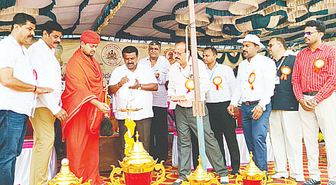ಶ್ರವಣಬೆಳಗೊಳದಲ್ಲಿ ಶುಕ್ರವಾರ ಆಯೋಜಿಸಿದ್ದ ತಾಲೂಕುಮಟ್ಟದ ಪಿಯು ಕಾಲೇಜು ಕ್ರೀಡಾಕೂಟವನ್ನು ಸ್ವಸ್ತಿಶ್ರೀ ಚಾರುಕೀರ್ತಿ ಭಟ್ಟಾರಕ ಸ್ವಾಮೀಜಿ ಉದ್ಘಾಟಿಸಿದರು. ಶಾಸಕ ಸಿ.ಎನ್.ಬಾಲಕೃಷ್ಣ, ಎಚ್.ಬಿ.ಮದನಗೌಡ, ಎಚ್.ಎನ್. ಲೋಕೇಶ್, ಅಫ್ತಾಬ್ ಪಾಷಾ ಇತರರು ಇದ್ದರು. 