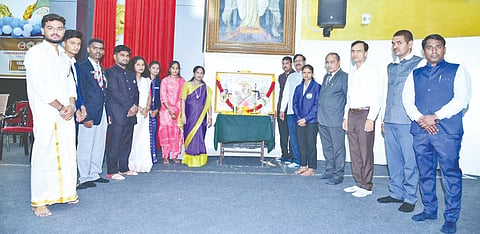 ಕಲಬುರಗಿ ಶರಣಬಸವೇಶ್ವರ ಕಲಾ ಮಹಾವಿದ್ಯಾಲಯದಲ್ಲಿ ಶನಿವಾರ ಹಮ್ಮಿಕೊಂಡಿದ್ದ ಕಲಾ ಅಕಾಡೆಮಿ ಸಮಾರೋಪದಲ್ಲಿ ಕ್ರೀಡಾಪಟು ಚೈತ್ರಾ ಬಿ., ಪ್ರಾಚಾರ್ಯ ಡಾ.ಸುರೇಶಕುಮಾರ ನಂದಗಾಂವ, ಡಾ.ರಾಮಕೃಷ್ಣರೆಡ್ಡಿ, ಡಾ.ದಶರಥಮೇತ್ರೆ, ಡಾ.ಮಿಲಿಂದ ಸುಳ್ಳದ್​, ಡಾ.ಲಕ್ಷ್ಮೀಪುತ್ರ, ಡಾ.ಪಿಂಕ್ಯಾಯಿನಿ ಇತರರಿದ್ದರು