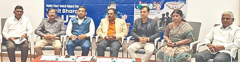 ಕಲಬುರಗಿ ಶರಣಬಸವೇಶ್ವರ ಕಾಮರ್ಸ್ ಕಾಲೇಜಿನಲ್ಲಿ ಗುರುವಾರ ನಡೆದ ಯುವ ಸಂಸತ್ ಸ್ಪರ್ಧೆಯಲ್ಲಿ ಶರಣಬಸವ ವಿವಿ ಕುಲಪತಿ ಡಾ.ಅನೀಲಕುಮಾರ ಬಿಡವೆ, ಯುವ ಅಧಿಕಾರಿ ಮಯೂರಕುಮಾರ ಗೊರ್ಮೆ, ಪ್ರಾಚಾರ್ಯ ಡಾ.ದಶರಥ ಮೇತ್ರೆ, ಪ್ರೊ.ದಯಾನಂದ ಹೊಡಲ್ ಇತರರಿದ್ದರು.