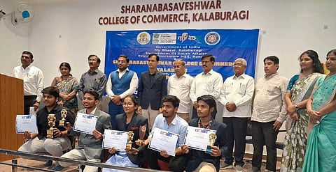 ಕಲಬುರಗಿ ಶರಣಬಸವೇಶ್ವರ ವಾಣಿಜ್ಯ ಮಹಾವಿದ್ಯಾಲಯದಲ್ಲಿ ನಡೆದ ಜಿಲ್ಲಾ ಮಟ್ಟದ ಯುವ ಸಂಸತ್​ ಸ್ಪರ್ಧೆಯಲ್ಲಿ ರಾಜ್ಯಮಟ್ಟಕ್ಕೆ ಆಯ್ಕೆಯಾದ ವಿದ್ಯಾರ್ಥಿಗಳೊಂದಿಗೆ ಡಾ.ಸುರೇಶಕುಮಾರ ನಂದಗಾಂವ್​, ಡಾ.ರಾಮಕೃಷ್ಣರೆಡ್ಡಿ, ಮಯೂರಕುಮಾರ ಗೊರ್ಮೆ, ಡಾ.ದಶರಥ ಮೇತ್ರೆ, ಪ್ರೊ.ದಯಾನಂದ ಹೊಡಲ್​, ಡಾ.ಸುನಂದಾ ವಾಂಜರಖೇಡೆ ಇತರರಿದ್ದರು.