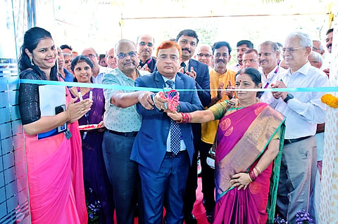 ಉಡುಪಿಯ ಅಂಬಾಗಿಲಿನಲ್ಲಿ ಆರಂಭಗೊಂಡ ಎಸ್​ಬಿಐ ಶಾಖೆಯನ್ನು ಉದ್ಘಾಟಿಸಿದರು. ಸಂಜಯ್​ ಕುಮಾರ್​ ಝಾ, ಕೃಷ್ಣಮೋಹನ್​ ಮುಚರ್ಲ, ಬಿ. ಪ್ರಕಾಶ್​ ಅಡಿಗ, ಕೀಳಂಜೆ ಕೃಷ್ಣರಾಜ ಭಟ್​, ಅನಿಲ್​ ಕುಮಾರ್​, ಅಭಯಲಾಲ್​ ದಾಸ್​, ಜಗದೀಶ್​ ಕಾಮತ್​, ಶ್ರೀನಿವಾಸ ಎಂ.ವಿ., ಬಾಲಚಂದ್ರ ಹೆಬ್ಬಾರ್​, ರೋಹಿಣಿ ಕಿಣಿ ಇದ್ದರು.