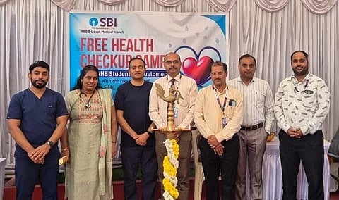ಉಡುಪಿ ಮಣಿಪಾಲದ ಎಸ್​ಬಿಐ ಶಾಖೆಯಲ್ಲಿ ಆಯೋಜಿಸಿದ್ದ ಆರೋಗ್ಯ ತಪಾಸಣಾ ಶಿಬಿರವನ್ನು ಪ್ರಕಾಶ್​ ಅಡಿಗ ಉದ್ಘಾಟಿಸಿದರು. ಡಾ. ಶಾಮಿನಿ, ಸುಧೀರ್​, ಕೃಷ್ಣರಾಜ್​ ಕೆ. ಭಟ್​, ಅಕ್ಷಯ್​ ಭಾಗವತ್​, ಶಿವಾ ರಾಜೀವ್​ ಇದ್ದರು.