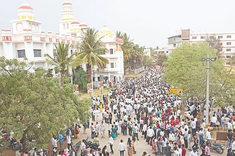 ಕಲಬುರಗಿ ಶರಣಬಸವೇಶ್ವರ ವಸತಿ ಸಂಯುಕ್ತ ಪದವಿ ಪೂರ್ವ (ಎಸ್.ಬಿ.ಆರ್)ಕಾಲೇಜಿನಲ್ಲಿ ಪಿಯುಸಿ ಪ್ರಥಮ ವರ್ಷಕ್ಕಾಗಿ ಪ್ರವೇಶ ಬಯಸುವ ಹತ್ತನೇ ತರಗತಿ ಸಿಬಿಎಸ್‌ಇ ವಿದ್ಯಾರ್ಥಿಗಳಿಗೆ ಭಾನುವಾರ ಆಯೋಜಿಸಿದ್ದ ಪ್ರವೇಶ ಪರೀಕ್ಷೆ ಬರೆಯಲು ಸೇರಿರುವ ವಿದ್ಯಾರ್ಥಿಗಳ ದಂಡು.