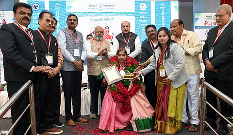ಕಲಬುರಗಿ ಶರಣಬಸವ ವಿವಿಯ ದೊಡ್ಡಪ್ಪ ಅಪ್ಪ ಸಭಾಂಗಣದಲ್ಲಿ ಶನಿವಾರ ನಡೆದ ಸಮಾರಂಭದಲ್ಲಿ ಶರಣಬಸವೇಶ್ವರ ವಿದ್ಯಾವರ್ಧಕ ಸಂದ ಅಧ್ಯಕ್ಷೆ ಮಾತೋಶ್ರೀ ಡಾ. ದಾಕ್ಷಾಯಿಣಿ ಅವ್ವಾಜಿಗೆ ಐಎಸ್​ಟಿಇ ವತಿಯಿಂದ ಬೆಸ್ಟ್​ ಎಜುಕೇಶನ್​ ಸೊಸೈಟಿ ಪ್ರಶಸ್ತಿ ನೀಡಿ ಗೌರವಿಸಲಾಯಿತು. ಬಸವರಾಜ ದೇಶಮುಖ, ಡಾ.ಪ್ರತಾಪ್​ಸಿನ್ಹ ಕಾಕಾಸಾಹೇಬ ದೇಸಾಯಿ, ಡಾ.ಸುರೇಶ ಡಿ.ಎಸ್​, ಪ್ರೊ.ಅನಿಲಕುಮಾರ ಬಿಡವೆ, ಡಾ. ಲಕ್ಷ್ಮಿ ಪಾಟೀಲ್​ ಮಾಕಾ ಇತರರಿದ್ದರು.