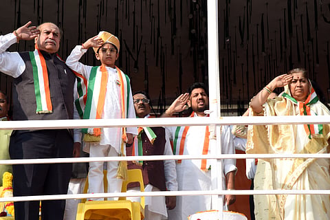 ಕಲಬುರಗಿ ಶರಣಬಸವೇಶ್ವರ ಶಿಕ್ಷಣ ಸಂಸ್ಥೆಗಳ ವಿಶಾಲ ಮೈದಾನದಲ್ಲಿ ಸೋಮವಾರ ಗಣರಾಜ್ಯೋತ್ಸವ ನಿಮಿತ್ತ ಮಾತೋಶ್ರೀ ಡಾ.ದಾಕ್ಷಾಯಿಣಿ ಅಪ್ಪ ಅವರು ರಾಷ್ಟç ಧ್ವಜಾರೋಹಣ ನೆರವೇರಿಸಿ ಗೌರವ ವಂದನೆ ಸಲ್ಲಿಸಿದರು. ಚಿ.ದೊಡ್ಡಪ್ಪ ಅಪ್ಪ, ಬಸವರಾಜ ದೇಶಮುಖ, ಡಾ.ಅನಿಲಕುಮಾರ ಬಿಡವೆ ಇತರರಿದ್ದರು.