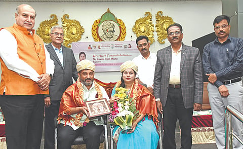 ಕಲಬುರಗಿ ಶರಣಬಸವ ವಿವಿ ನೂತನ ಕುಲಸಚಿವೆ ಡಾ.ಲಕ್ಷಿö್ಮÃ ಪಾಟೀಲ್ ಮಾಕಾ, ಡಾ.ಕಿರಣ್ ಮಾಕಾ ಅವರನ್ನು ವಿಶ್ವವಿದ್ಯಾಲಂiÀವಿಶ್ವವಿದ್ಯಾಲಯದ ದೊಡ್ಡಪ್ಪ ಅಪ್ಪ ಸಭಾಮಂಟಪದಲ್ಲಿ ಗುರುವಾರ ಸತ್ಕರಿಸಲಾಯಿತು. ಬಸವರಾಜ ದೇಶಮುಖ, ಪ್ರೊ.ವಿ.ಡಿ.ಮೈತ್ರಿ, ಪ್ರೊ.ಅನಿಲಕುಮಾರ ಬಿಡವೆ ಇತರರಿದ್ದರು.