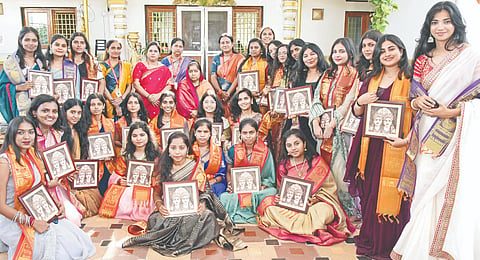 ನಾಡಿನ ವಿವಿಧ ಪ್ರತಿಷ್ಠಿತ ಕಂಪನಿ, ಸಂಸ್ಥೆಗಳಲ್ಲಿ ಉದ್ಯೋಗ ಪಡೆದ ಕಲಬುರಗಿಯ ಶರಣಬಸವ ವಿವಿ ಬಿಬಿಎ ವಿಭಾಗದ ವಿದ್ಯಾರ್ಥಿನಿಯರೊಂದಿಗೆ ವಿವಿ ಕುಲಾಧಿಪತಿ ಡಾ.ದಾಕ್ಷಾಯಿಣಿ ಅಪ್ಪ, ಕುಲಸಚಿವೆ ಡಾ.ಲಕ್ಷ್ಮೀ ಪಾಟೀಲ್​ ಮಾಕಾ ಇತರರಿದ್ದಾರೆ.