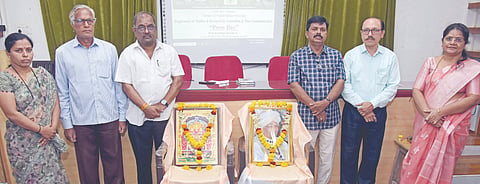 ಕಲಬುರಗಿಯ ಶರಣಬಸವ ವಿಶ್ವವಿದ್ಯಾಲಯದ ಪತ್ರಿಕೋದ್ಯಮ ವಿಭಾಗದಲ್ಲಿ ಬುಧವಾರ ಆಯೋಜಿಸಿದ್ದ ಪತ್ರಿಕಾ ದಿನ ಕಾರ್ಯಕ್ರಮದಲ್ಲಿ ಟಿ.ವಿ.ಶಿವಾನಂದನ್​, ಶಿವರಂಜನ್​ ಸತ್ಯಂಪೇಟೆ, ಡಾ.ಎಸ್​.ಎಸ್​.ಪಾಟೀಲ್​, ಡಾ.ಸುಮಂಗಲಾ ರೆಡ್ಡಿ, ಸುನಿತಾ ಇದ್ದರು.