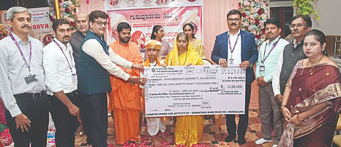 ಕಲಬುರಗಿ ಶರಣಬಸವ ವಿವಿ ಸ್ಥಾಪಿಸಲು ಉದ್ದೇಶಿಸಿರುವ ಡ್ರೋನ್​ ಪ್ರಯೋಗಾಲಯಕ್ಕೆ ಕರ್ನಾಟಕ ಬ್ಯಾಂಕ್​ ಸಿಎಸ್​ಆರ್​ ನಿಧಿಯಿಂದ 12.98 ಲಕ್ಷ ರೂ. ಚೆಕ್​ ಅನ್ನು ಬ್ಯಾಂಕ್​ ಅಧಿಕಾರಿಗಳು ಕುಲಾಧಿಪತಿ ಮಾತೋಶ್ರೀ ಡಾ.ದಾಕ್ಷಾಯಿಣಿ ಅಪ್ಪ ಅವರಿಗೆ ಹಸ್ತಾಂತರಿಸಿದರು. ಪ್ರೊ.ಅನಿಲಕುಮಾರ ಬಿಡವೆ, ಡಾ.ಲಕ್ಷ್ಮೀ ಪಾಟೀಲ್​ ಮಾಕಾ, ಶಶಿಕಿರಣ, ಜಿ.ಸೋಮಶೇಖರ, ಆರ್​.ಡಿ.ಗುರುರಾಜ ಇತರರಿದ್ದರು.