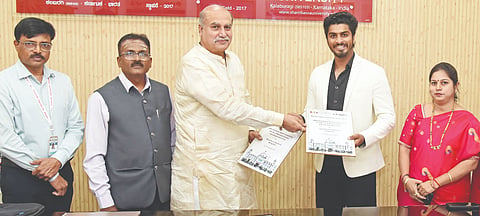ಕಲಬುರಗಿ ಶರಣಬಸವ ವಿಶ್ವವಿದ್ಯಾಲಯ ಮತ್ತು ಬೆಂಗಳೂರಿನ ಎಜುಫಿನಿಕ್ಸ್​ ಸೊಲ್ಯೂಷನ್ಸ್​ ಸಂಸ್ಥೆ ಮಾಡಿಕೊಂಡಿರುವ ಒಡಂಬಡಿಕೆ ಪತ್ರವನ್ನು ಬಸವರಾಜ ದೇಶಮುಖ, ಗರ್ವಿತ್​ ಗರ್ಗ್​ ಶುಕ್ರವಾರ ವಿನಿಮಯ ಮಾಡಿಕೊಂಡರು. ಪ್ರೊ.ಅನಿಲಕುಮಾರ ಬಿಡವೆ, ಡಾ.ಲಕ್ಷ್ಮೀ ಪಾಟೀಲ್​ ಮಾಕಾ ಇತರರಿದ್ದರು.