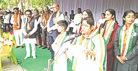 ಕಲಬುರಗಿ ಶರಣಬಸವ ವಿವಿಯಲ್ಲಿ ಶನಿವಾರ ಆಯೋಜಿಸಿದ್ದ ಸ್ವಾತಂತ್ರ್ಯ ದಿನ ಕಾರ್ಯಕ್ರಮದಲ್ಲಿ ಮಾತೋಶ್ರೀ ಡಾ.ದಾಕ್ಷಾಯಿಣಿ ಅಪ್ಪ ಮಾತನಾಡಿದರು. ಪೂಜ್ಯ ದೊಡ್ಡಪ್ಪ ಅಪ್ಪ, ಬಸವರಾಜ ದೇಶಮುಖ, ಪ್ರೊ.ಅನಿಲಕುಮಾರ ಬಿಡವೆ, ಕು.ಭವಾನಿ ಇತರರಿದ್ದರು.