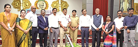 ಕಲಬುರಗಿ ಶರಣಬಸವ ವಿವಿಯಲ್ಲಿ ಮಂಗಳವಾರ ಆಯೋಜಿಸಿದ್ದ ವಿಶ್ವ ಅಂಗಾಂಗ ದಾನಿಗಳ ದಿನ ಕಾರ್ಯಕ್ರಮದಲ್ಲಿ ಪ್ರೊ.ಅನಿಲಕುಮಾರ ಬಿಡವೆ, ಪ್ರೊ.ವಿ.ಡಿ.ಮೈತ್ರಿ, ಶಕೀಲ್​ ಅಂಗಡಿ, ಡಾ.ಲಕ್ಷಿ$್ಮ ಪಾಟೀಲ್​ ಮಾಕಾ, ಡಾ.ಎಸ್​.ಎಚ್​.ಹೊನ್ನಳ್ಳಿ, ಡಾ.ಸುಜಾತಾ ಮಲ್ಲಾಪುರ, ಡಾ.ಶರಣಪ್ಪ ಕ್ಯಾತನಾಳ ಇತರರಿದ್ದರು.