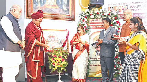 ಕಲಬುರಗಿ ಶರಣಬಸವ ವಿವಿಯಲ್ಲಿ ಸ್ಥಾಪಿಸಿರುವ ಡಾ.ಶರಣಬಸವಪ್ಪ ಅಪ್ಪಾಜಿ ಸಂಶೋಧನಾ, ನಾವೀನ್ಯತೆ ಮತ್ತು ಉದ್ಯಮಶೀಲತಾ ಕೇಂದ್ರಕ್ಕೆ ಶ್ರೀ ಡಾ.ಮುರುರಾಜೇಂದ್ರ ಮಹಾಸ್ವಾಮೀಜಿ ಮಂಗಳವಾರ ಚಾಲನೆ ನೀಡಿದರು. ಮಾತೋಶ್ರೀ ಡಾ.ದಾಕ್ಷಾಯಿಣಿ ಅಪ್ಪ, ಬಸವರಾಜ ದೇಶಮುಖ, ಡಾ.ಅನಿಲಕುಮಾರ ಬಿಡವೆ, ಡಾ.ಲಕ್ಷ್ಮೀ ಪಾಟೀಲ್​ ಮಾಕಾ ಇತರರಿದ್ದರು.